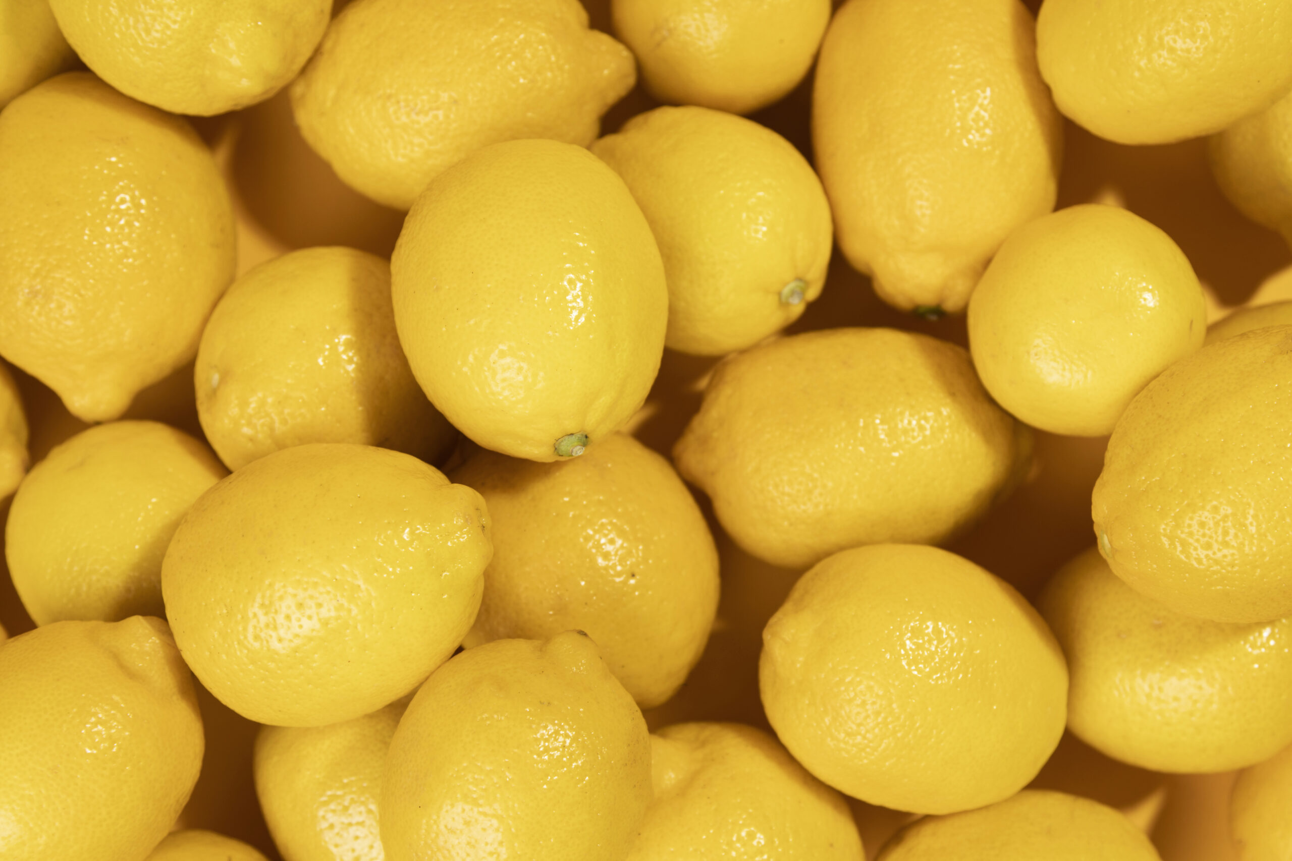 close-up-bunch-raw-lemons